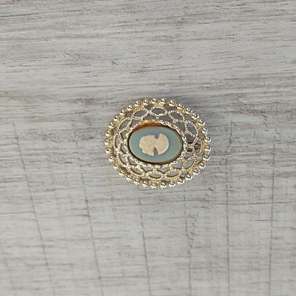 Elegant Gold and Cream Cameo Necklace